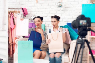 İki moda blogger kız kamera renkli çanta ile poz