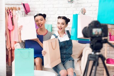 İki moda blogger kız kamera renkli çanta ile poz