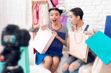 İki moda blogger kız kamera renkli çanta ile poz