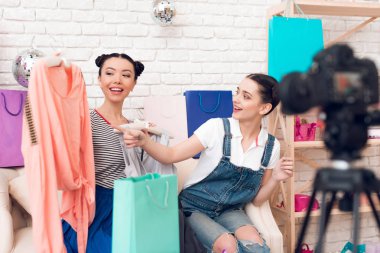 Kamera için renkli elbise sunan iki moda blogger kız