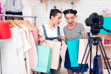 İki moda blogger kız kamera renkli çanta ile poz