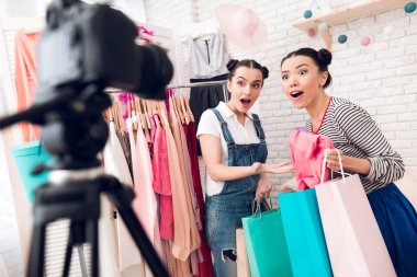 İki moda blogger kız kamera renkli çanta ile poz