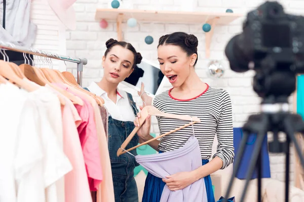 Дві Дівчини Модного Блогера Представляють Барвистий Одяг Камеру — стокове фото