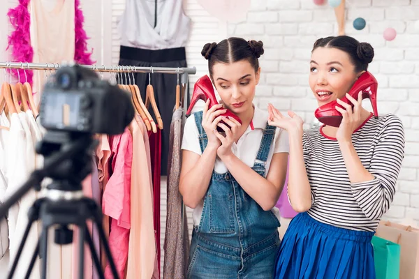 Дві Дівчини Модного Блогера Представляють Барвисте Плаття Червоне Взуття Камери — стокове фото