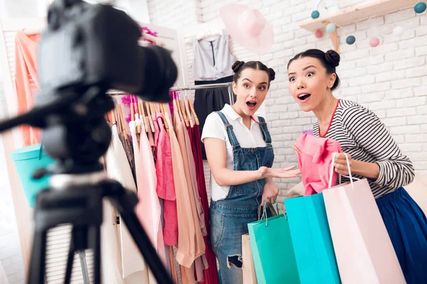 İki moda blogger kız kamera renkli çanta ile poz