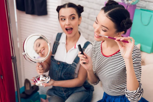 Две Девушки Блогера Моды Держат Тушь Зеркало Перед Камерой — стоковое фото
