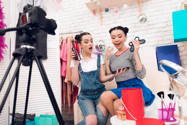 Дві Дівчини Модного Блогера Представляють Барвисті Тіні Очей Камеру — стокове фото