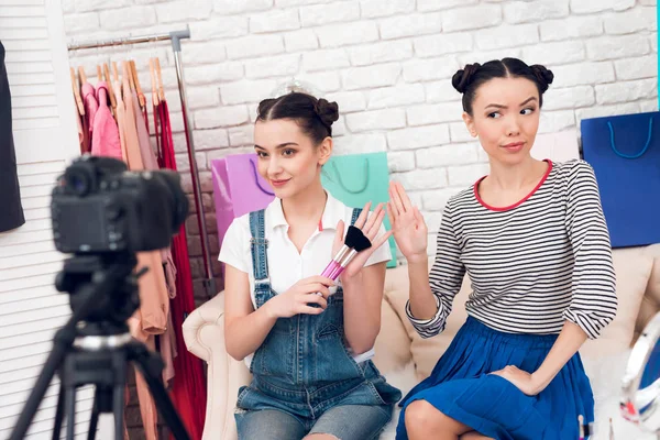 Дві Дівчини Модного Блогера Представляють Різні Пензлі Камері — стокове фото