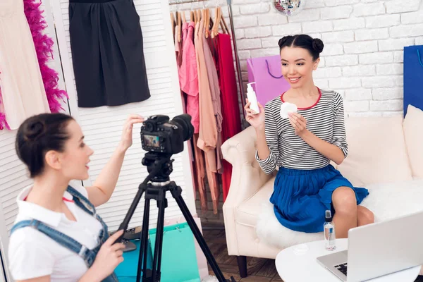 Zwei Modebloggerinnen Mit Flasche Ein Mädchen Hinter Der Kamera — Stockfoto