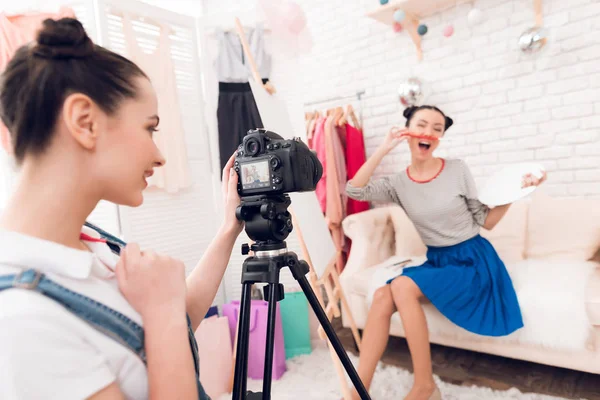 Zwei Modebloggerinnen Präsentieren Pinsel Ein Mädchen Hinter Der Kamera — Stockfoto