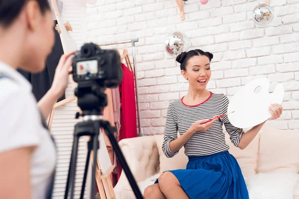 Zwei Modebloggerinnen Präsentieren Pinsel Ein Mädchen Hinter Der Kamera — Stockfoto