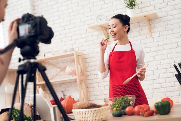 Twee Vrouwelijke Culinaire Bloggers Rode Schorten Proeverij Salade Een Meisje — Stockfoto