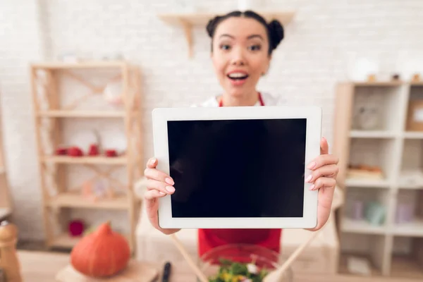 Culinair Blogger Meisje Rode Schort Bedrijf Leeg Tablet Met Camera — Stockfoto