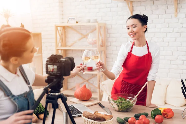 Twee Vrouwelijke Culinaire Bloggers Rode Schorten Proeven Van Wijn Een — Stockfoto