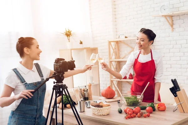 Twee Vrouwelijke Culinaire Bloggers Rode Schorten Proeven Van Wijn Een — Stockfoto