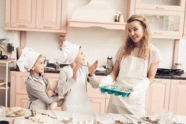 Beyaz şapka Mutfak Çerezler hazırlanması onun çocuklarda öğretim anne