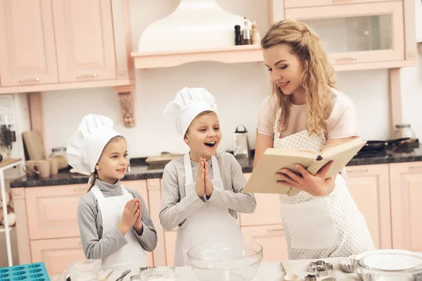 Children White Hats Mother Reading Recipe Cookbook Kitchen — Stock Photo, Image