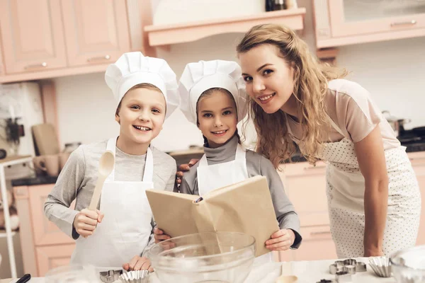Niños Con Sombreros Blancos Madre Leyendo Receta Libro Cocina Cocina —  Fotos de Stock
