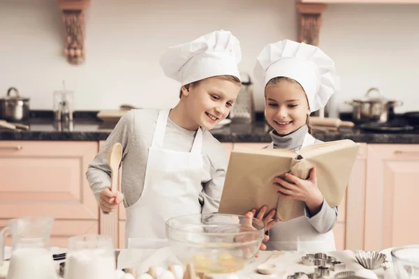 Bruder Und Schwester Lesen Kochbuch Beim Kochen — Stockfoto