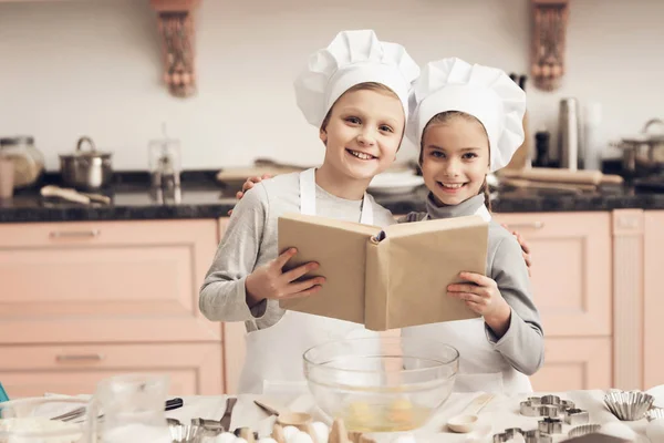 Pişirme Sırasında Kitabı Okuma Kardeş — Stok fotoğraf