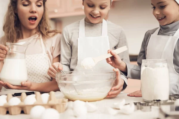 Madre Enseñando Sus Hijos Con Sombreros Blancos Preparando Galletas Cocina —  Fotos de Stock