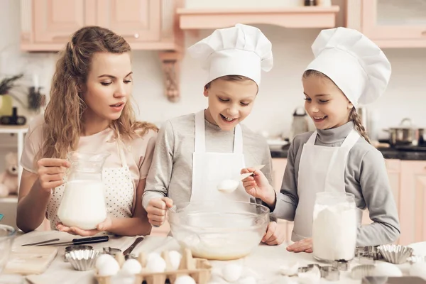 Mãe Ensinando Seus Filhos Chapéus Brancos Preparando Biscoitos Cozinha — Fotografia de Stock