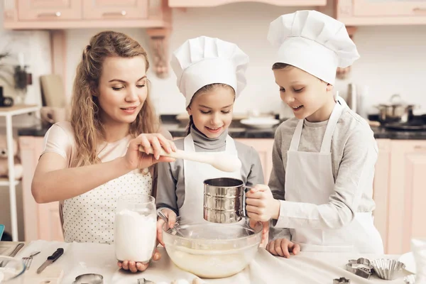 Mother Teaching Her Children White Hats Preparing Cookies Kitchen — Stock Photo, Image