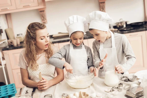 Matka Uczy Swoje Dzieci Białych Czapkach Przygotowanie Ciasteczek Kuchni — Zdjęcie stockowe