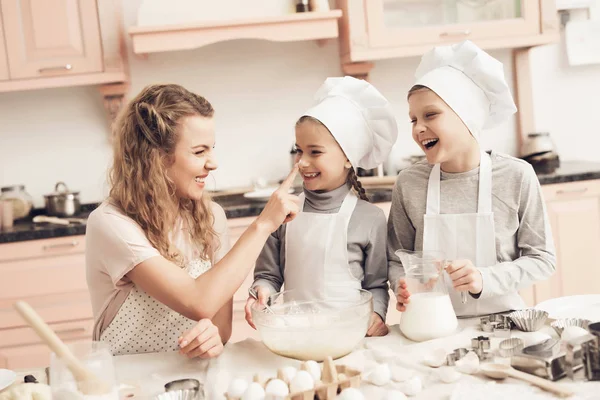 Children Mother Having Fun Kitchen — Stock Photo, Image