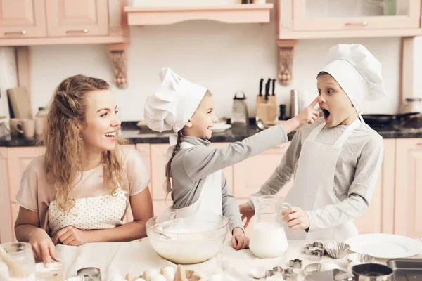 Kinder Und Mutter Haben Spaß Der Küche — Stockfoto