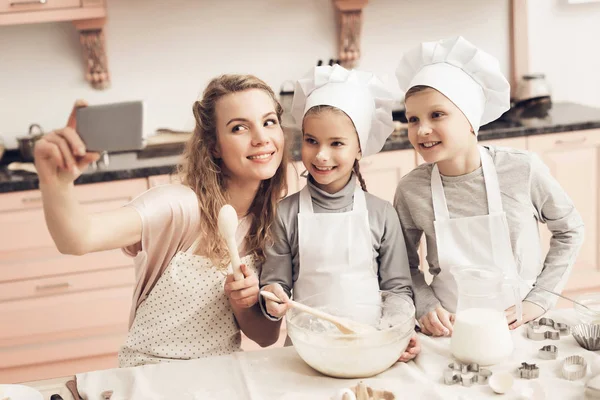 Los Niños Madre Tomando Selfie Teléfono Inteligente Cocina —  Fotos de Stock