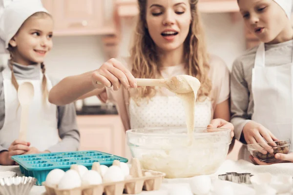 Mother Teaching Her Children White Hats Preparing Cookies Kitchen — Stock Photo, Image