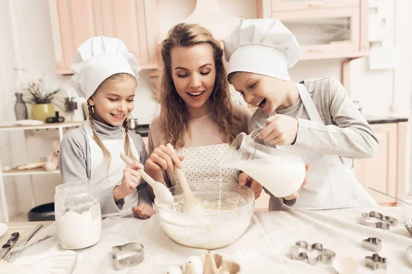 Mother Teaching Her Children White Hats Preparing Cookies Kitchen — Stock Photo, Image