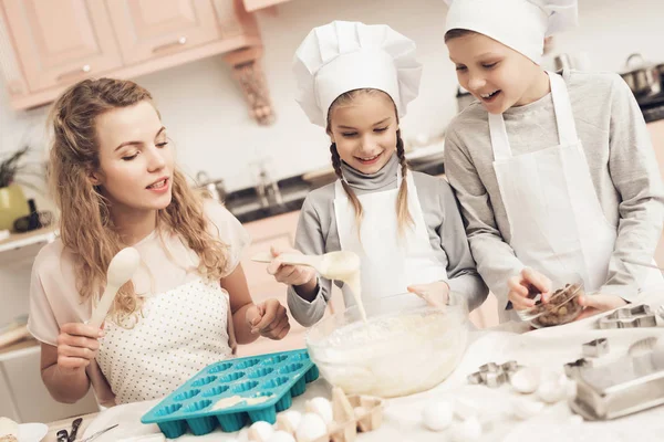 Мати Навчає Своїх Дітей Білих Капелюхах Готувати Печиво Кухні — стокове фото