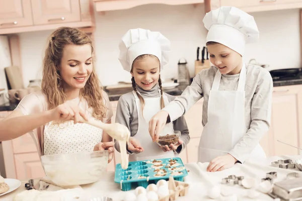 Madre Che Insegna Suoi Figli Cappelli Bianchi Preparare Biscotti Cucina — Foto Stock