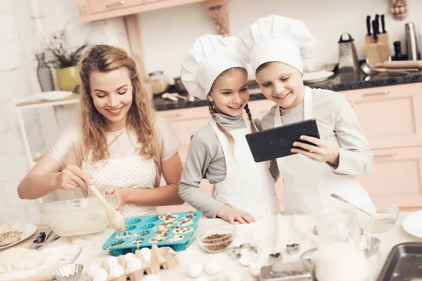 Dzieci Białych Czapkach Matka Czytania Przepis Tablecie Kuchni — Zdjęcie stockowe