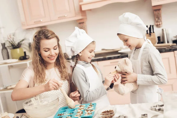 Mother Teaching Her Children White Hats Preparing Cookies Kitchen — Stock Photo, Image