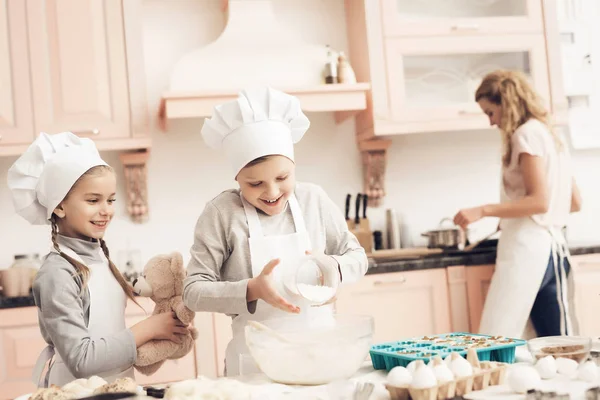 Madre Enseñando Sus Hijos Con Sombreros Blancos Preparando Galletas Cocina — Foto de Stock