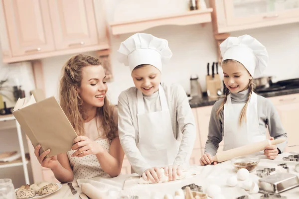 Children White Hats Mother Making Cookies Out Dough Kitchen — Stock Photo, Image