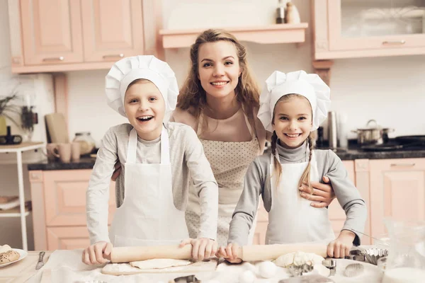 Niños Con Sombreros Blancos Madre Haciendo Galletas Masa Cocina —  Fotos de Stock