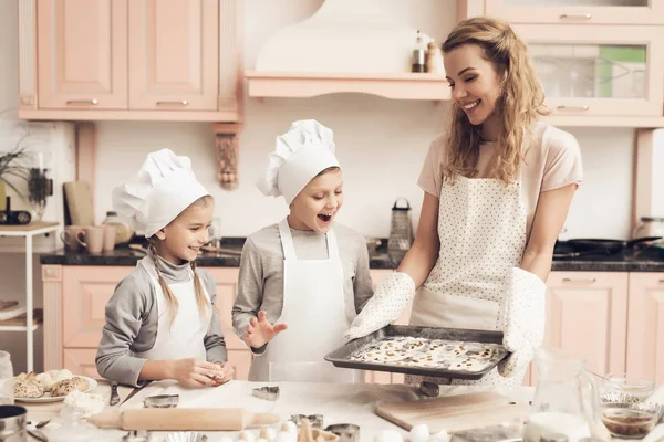 Niños Con Sombreros Blancos Cocina Madre Sosteniendo Bandeja Con Galletas —  Fotos de Stock