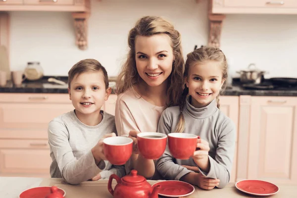 Crianças Mãe Bebem Chá Com Croissants Cozinha — Fotografia de Stock