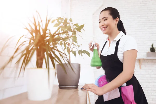 Aziatische Meid Verzorgen Spuiten Van Planten Kamer — Stockfoto