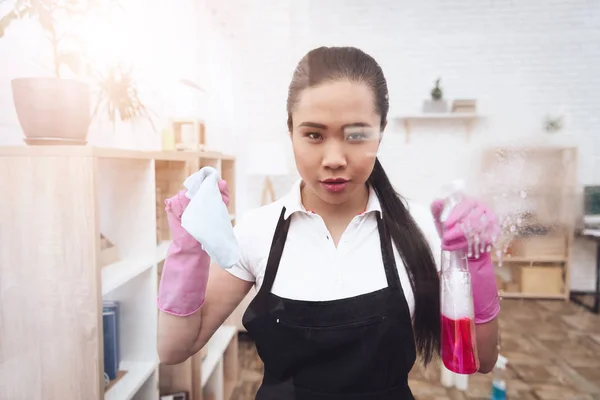 Jonge Aziatische Meid Reinigen Van Glas Met Detergenten — Stockfoto