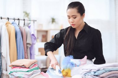 gemide kıyafetleri soyunma odasında Ütü genç Asyalı hizmetçi