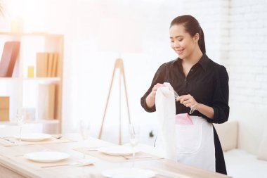 Tablo tuğla duvar arka plan üzerinde döşeme genç Asyalı hizmetçi