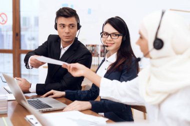 Arap kadın ve çalışma arkadaşları çağrı merkezi operatörleri çalışma