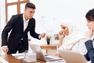 hijab ofisinde çalışan arkadaşları ise kadında yapma talebini dostum 