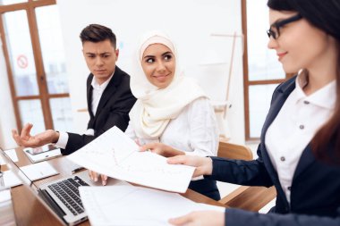 Birlikte meslektaşları ile ofiste çalışan Türban Arap kadın