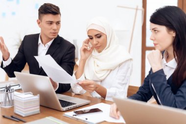 hijab ofisinde çalışan arkadaşları ise kadında yapma talebini dostum 